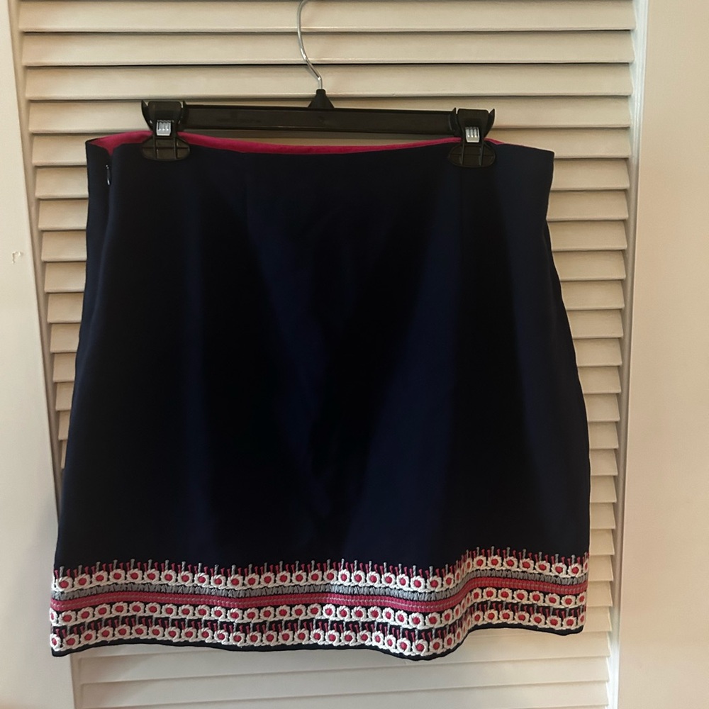 Vineyards vines wool skirt with decorative trim. Size 8